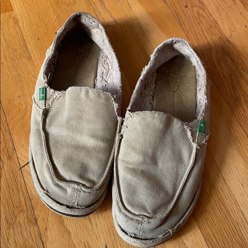 Sanuk beige shoes